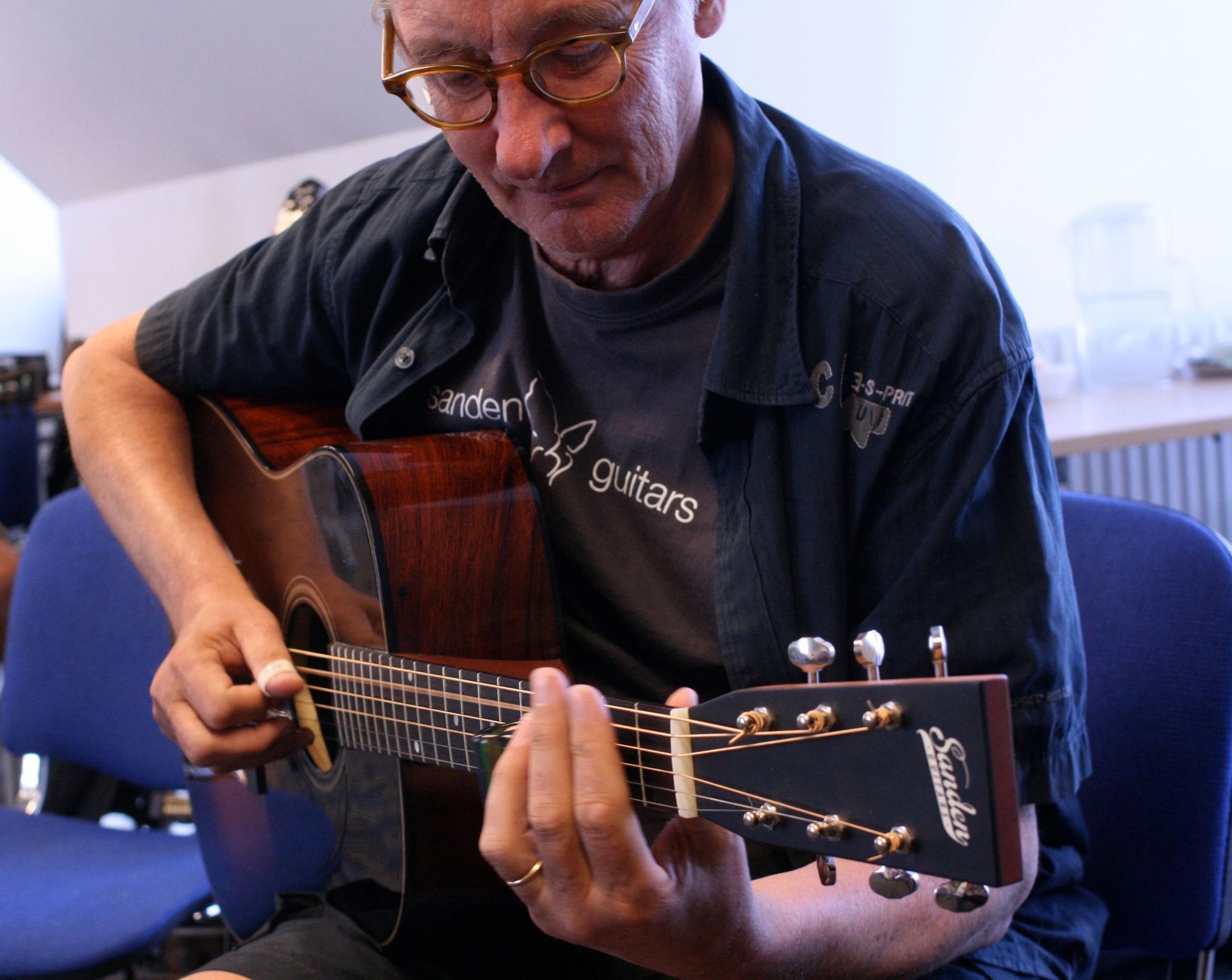 Tommy concentrated on his Sandén guitar